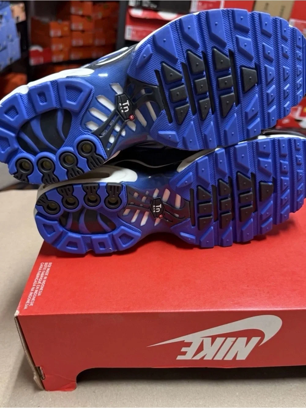Nike Air Max Plus SE Social FC Men’s size 6.5 Running Shoes NEW!